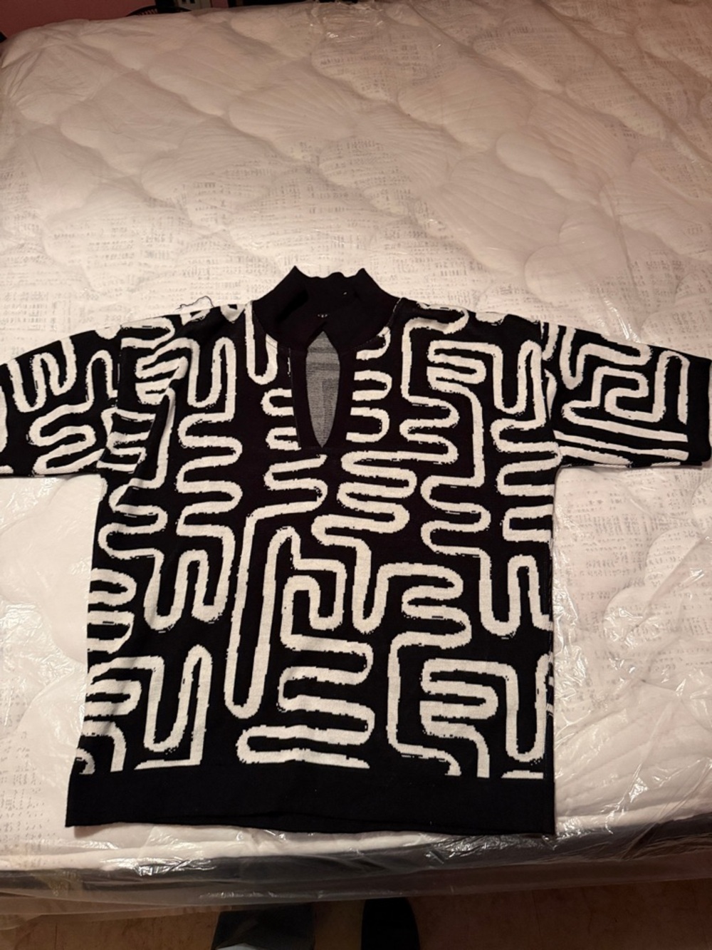 Black & White Patterned Men’s Short-Sleeve Sweater